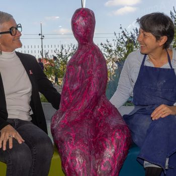 Christelle Lardeux-Coiffard et Laure Duquesne aux côtés de la sculpture installée pour Octobre Rose - ©Ville d'Angers - Th. Bonnet