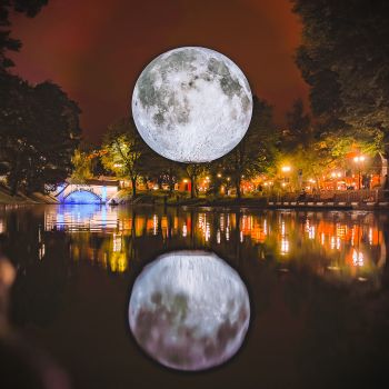 Museum of the Moon by Luke Jerram_@Robert Sils